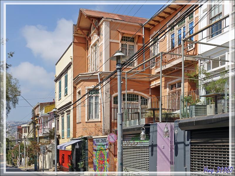 20/03/2022 suite : rues en pente, graffiti, architecture, fils électriques ....  - Valparaiso - Chili