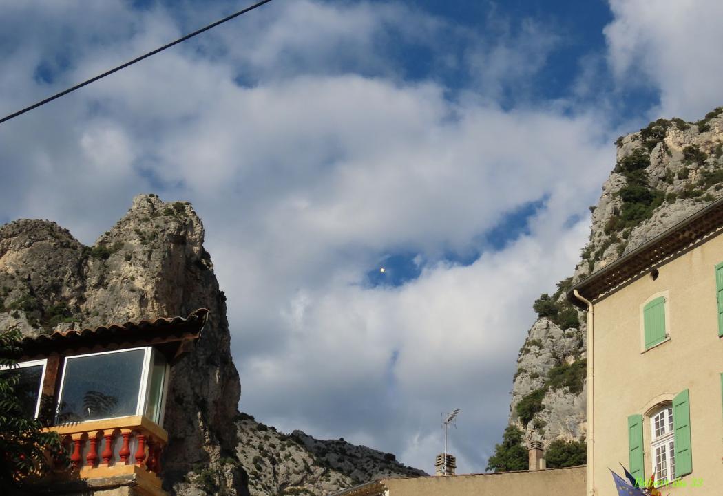 un pause à Moustier