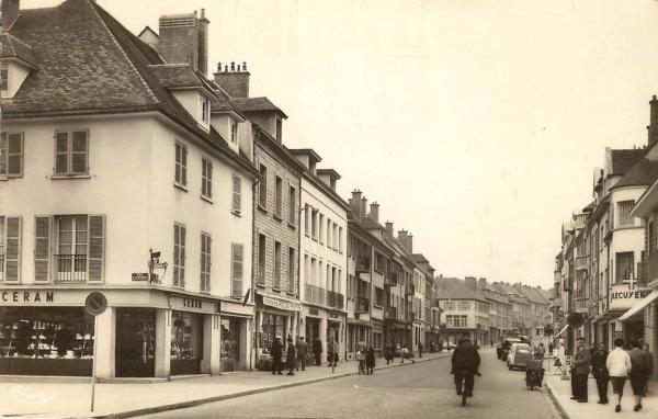 Cartes postales et photos  anciennes  de commerces d'autrefois, à Châtillon sur Seine.....