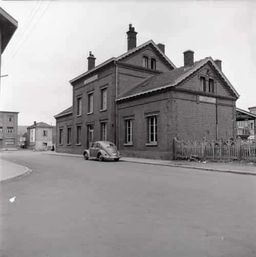 Gare de Jemeppe, Rue Général Leman (act.), au fond rue de la Station (FB Jemeppe-sur-Meuse d'hier à aujourd'hui).jpg