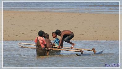 Amusements de futurs piroguiers à marée montante - Nosy Sakatia - Madagascar