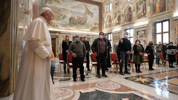 Le Pape rencontrant la délégation du Centre franciscain de Solidarité de Florence.