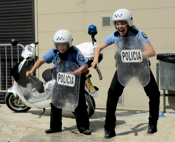 "Las Polis", un spectacle burlesque a été offert aux Châtillonnais sur le parvis du TGB !
