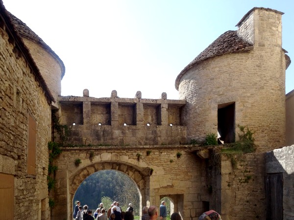 Visite de Flavigny sur Ozerain, avec les adhérents de Villages Anciens-Villages d'Avenir....