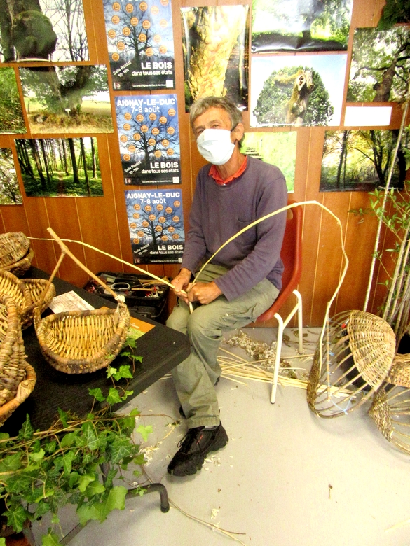 Une belle exposition sur "le bois dans tous ses états" à Aignay le Duc, a eu beaucoup de succès ...