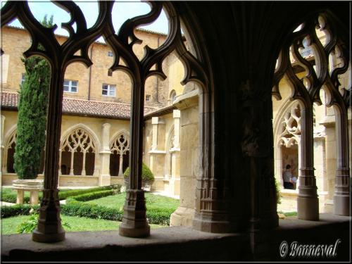 Abbaye de Cadouin le cloître arcades des galeries sur le jardin