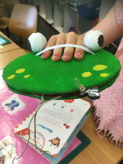 Une grenouille "bilboquet"