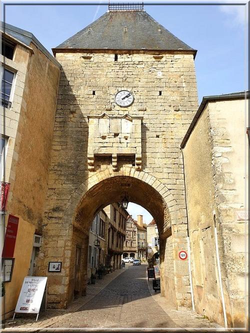 1032 - Noyers-sur-Serein dans l’Yonne (89) 