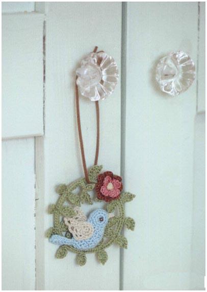 Echanges entre amies: les petits mobiles au crochet
