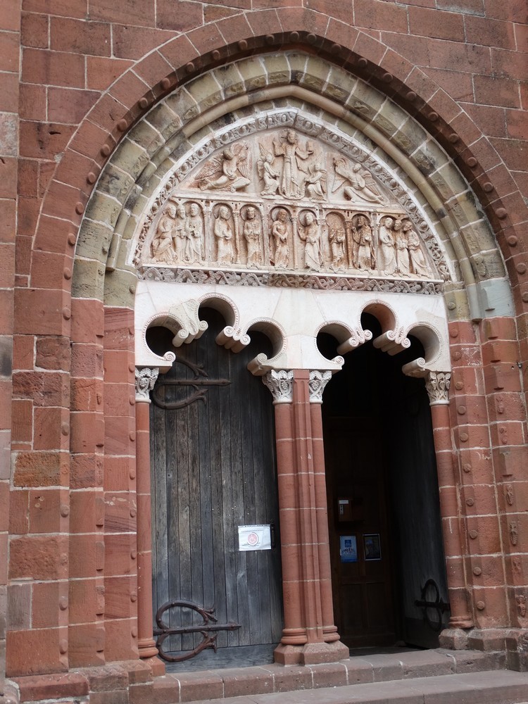 L'église Saint-Pierre à Collonges-la-rouge...
