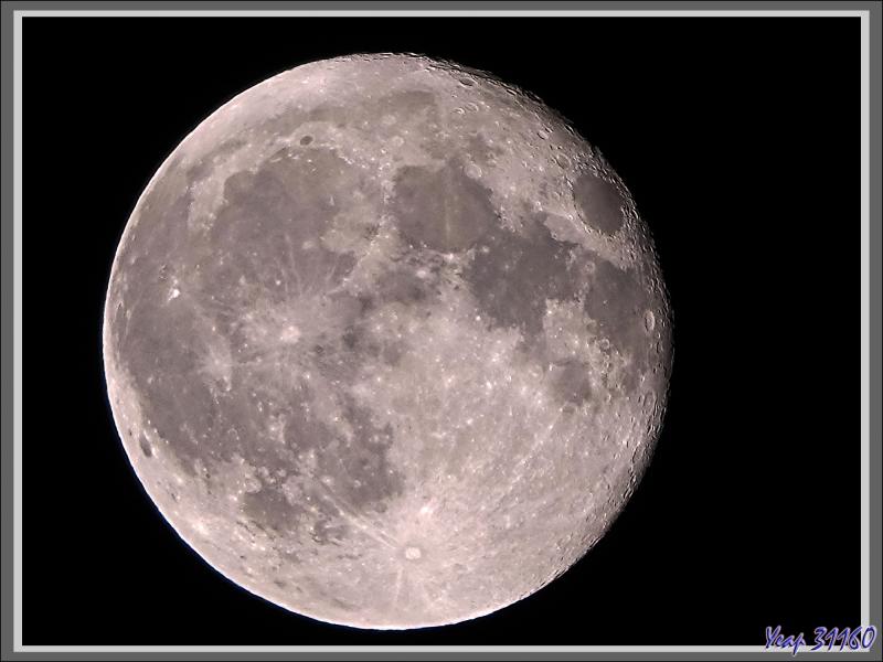 Le 21/08/2024, 0h30, la Lune est superbe, légèrement teintée de rouge - Lartigau - Milhas - 31