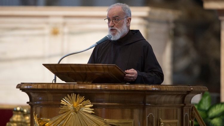 Le père Raniero Cantalamessa.
