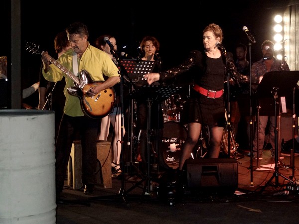 Le bal-vintage  "the BOO", de la Compagnie des Gens a enthousiasmé les danseurs... et les amateurs de pop-rock !...