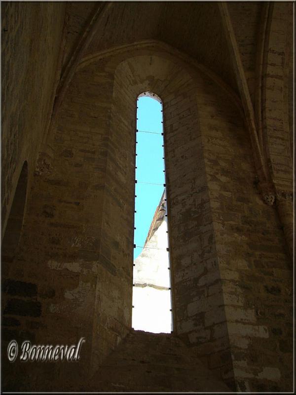 Abbaye de Beaulieu-en-Rouergue abbatiale vitrail évoquant la sobriété cistercienne