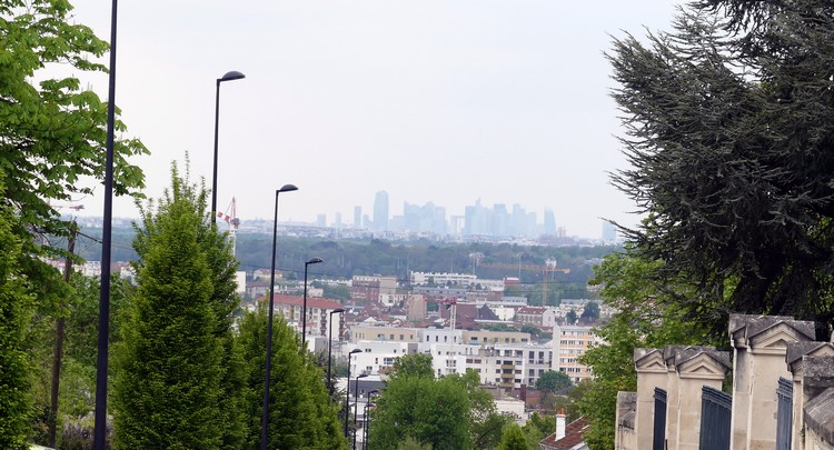 Au loin, la Défense