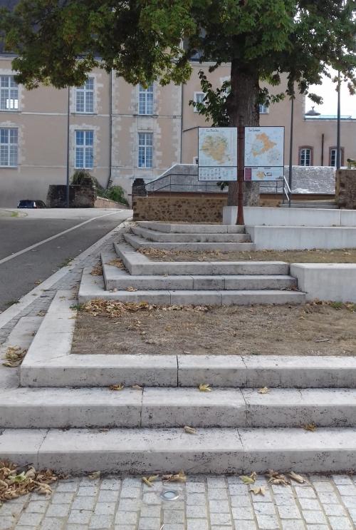 LA LOUPE, le château et l'étang