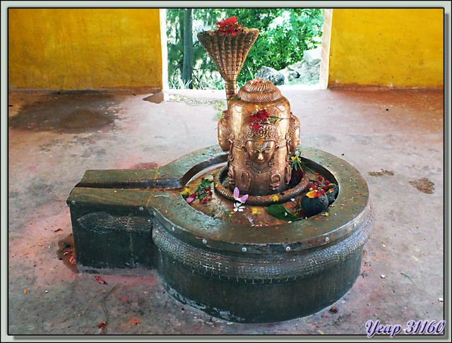 Blog de images-du-pays-des-ours : Images du Pays des Ours (et d'ailleurs ...), Traversée des collines entre Nagarkot et Katmandou:  Petit Temple Hindou - Népal