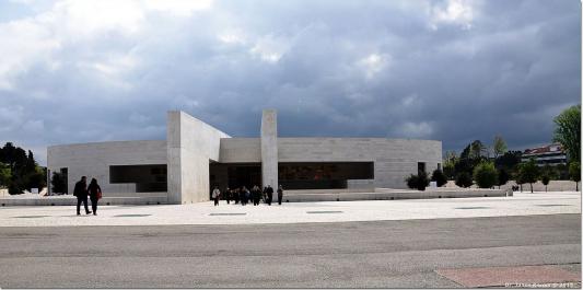 Vue générale de la basilique de la Sainte-Trinité dans le sanctuaire de Fatima