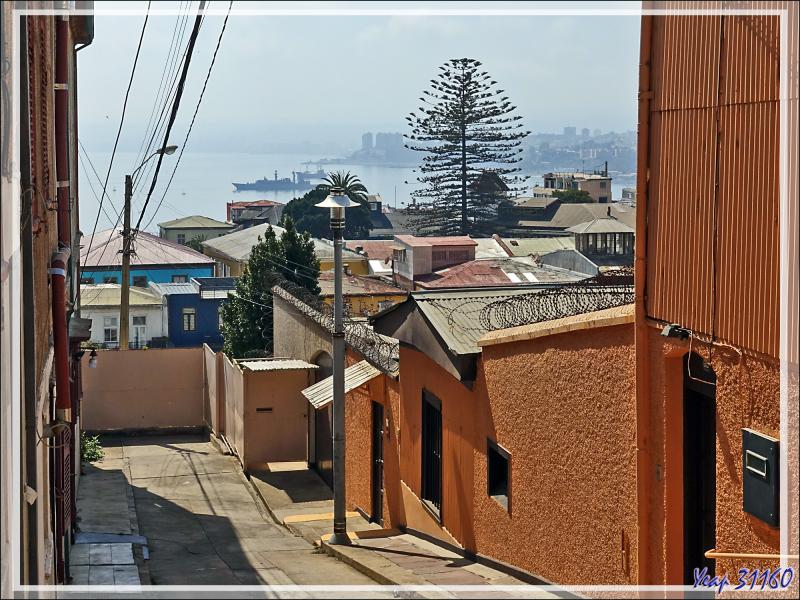 20/03/2022 suite : rues en pente, graffiti, architecture, fils électriques ....  - Valparaiso - Chili