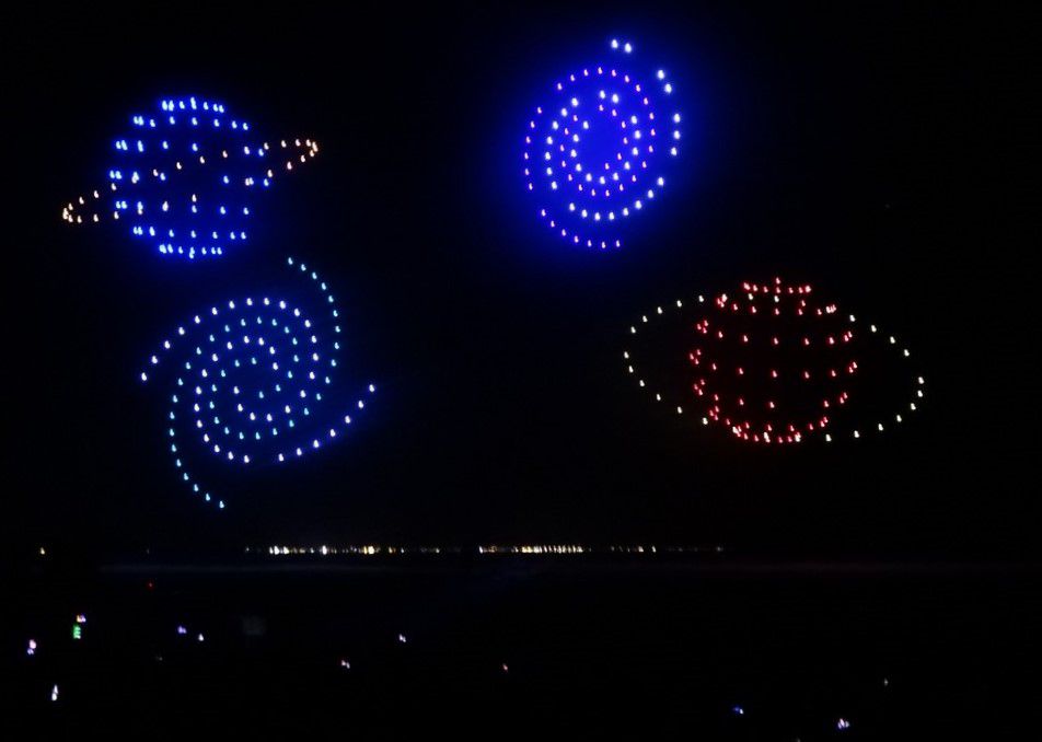 Un grand spectacle de drones, à Arès...