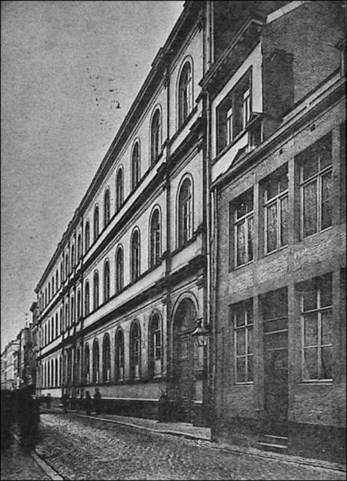 L’athénée royal Charles Rogier (Liège 1) au début du XXe siècle (histoiresdeliege.wordpress.com).jpg