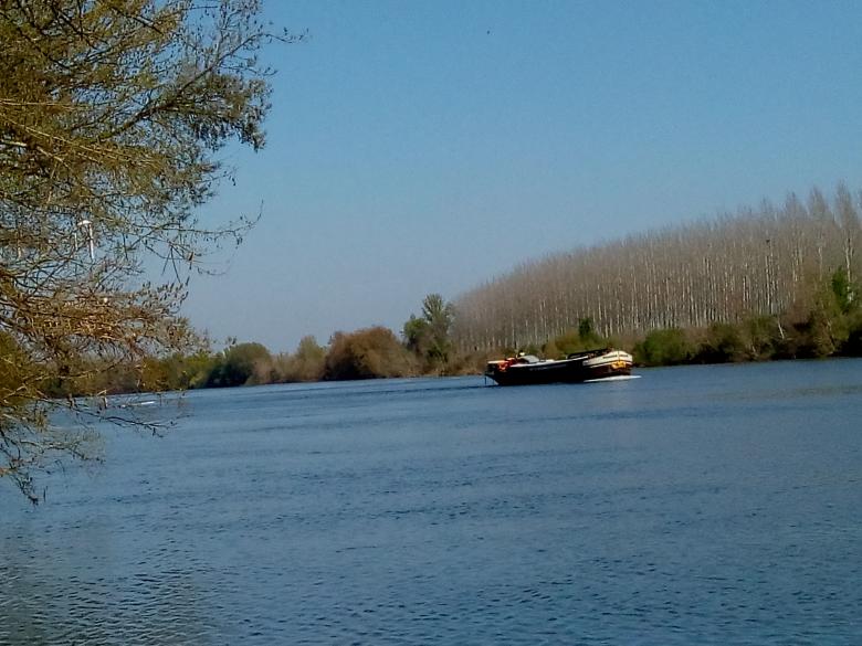 une péniche sur la Garonne