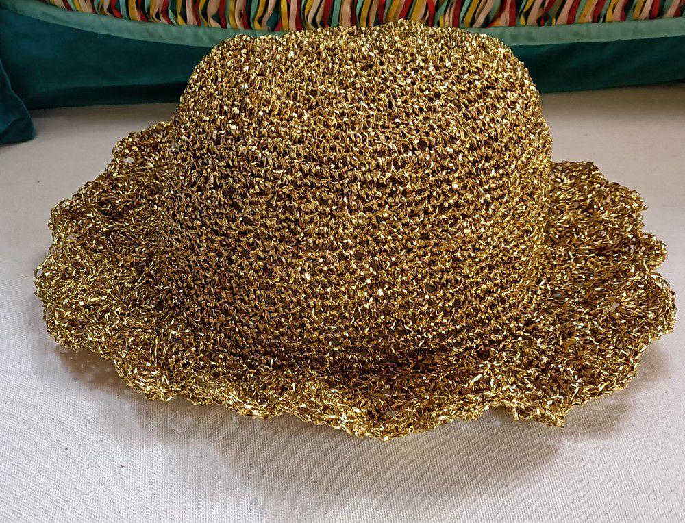 Trois chapeaux en raphia...