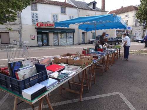 La bourse aux vieux papiers,livres, cartes postales, timbres, à Laignes..