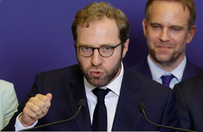 Pauvre France qu’es-tu devenue ?  Marine Le Pen et son parti  d’extrême droite a le pouvoir de vie ou de mort du nouveau gouvernement. En voici une première preuve