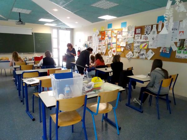 Les élèves du Collège Fontaine des Ducs, réalisent eux-aussi des enluminures ....