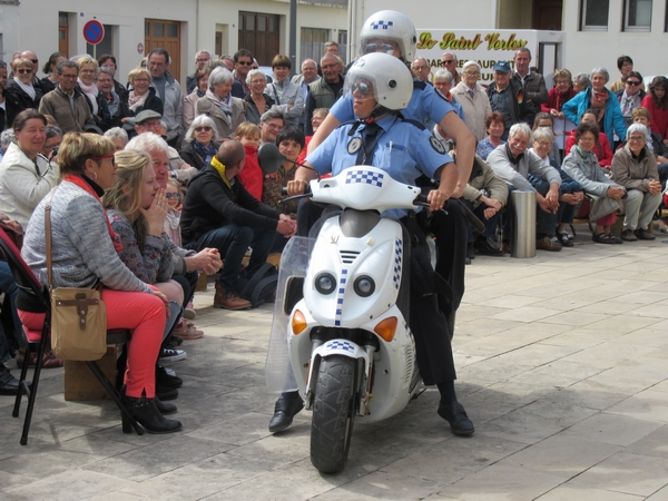 "Las Polis", un spectacle burlesque a été offert aux Châtillonnais sur le parvis du TGB !