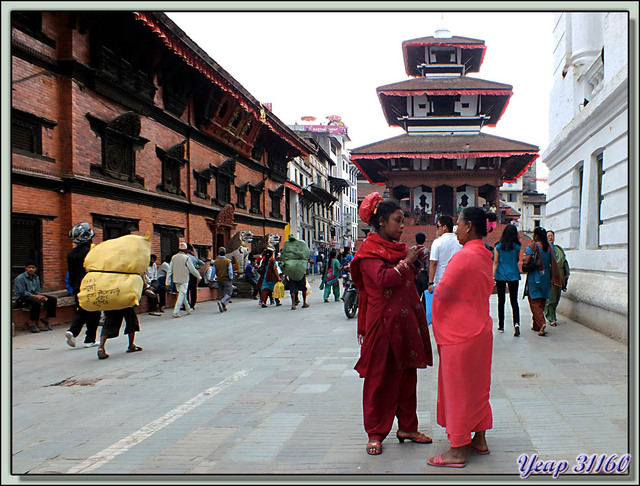 Blog de images-du-pays-des-ours : Images du Pays des Ours (et d'ailleurs ...), Papotage devant Trailokya Mohan Narayan Temple (Das-abatar Mandir), Durbar Square, Katmandou - Népal