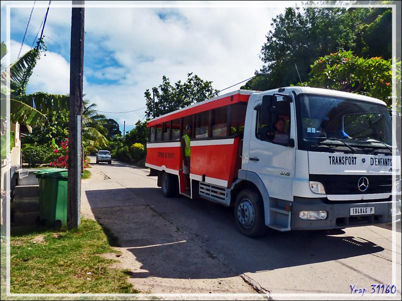 Bus de transport scolaire de Maupiti : un truck - Polynésie française
