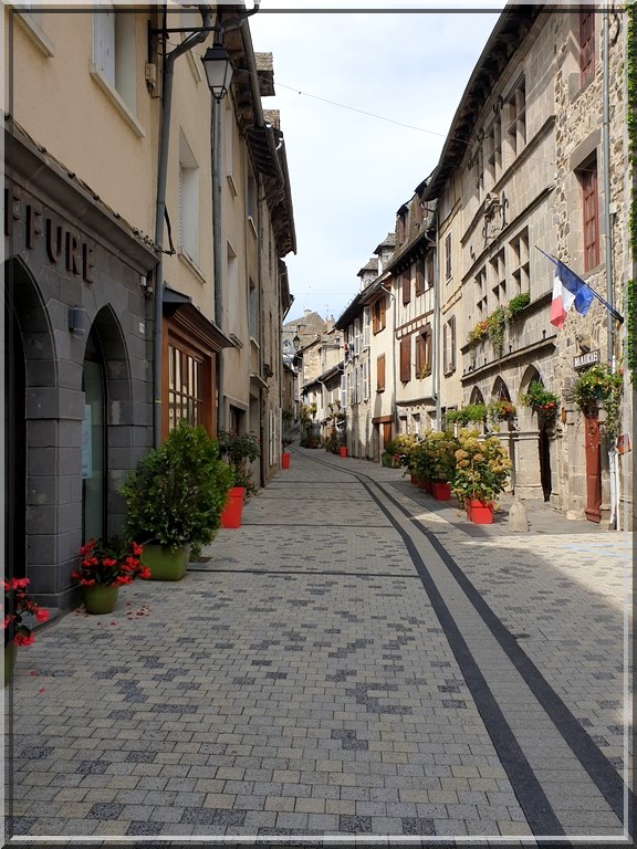 949 - Mur de Barrez dans l’Aveyron (12)