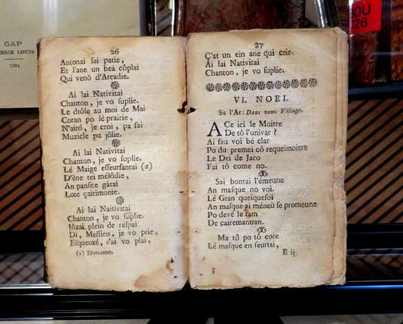 Une superbe exposition de livres de contes a eu lieu à la médiathèque Victorine de Chastenay