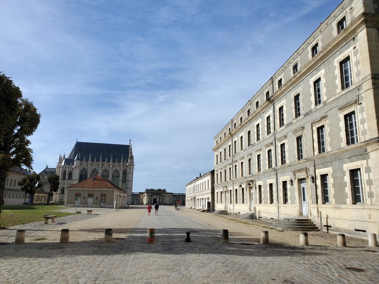 Entrée dans la cour