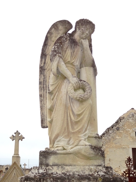 Statues funéraires dans les cimetières châtillonnais