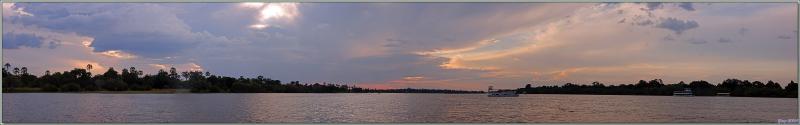 Il ne reste plus grand chose comme lumière, le coucher de soleil s'annonce beau - Fleuve Zambèze - Zimbabwe