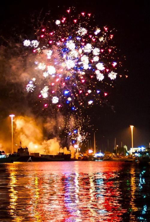 Le balcon posé sur la mer (11-2) à Μύκονoς. Le balcon du Samedi Saint