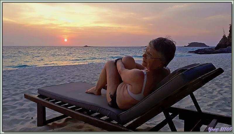 Repos sur la plage tout en admirant le coucher de soleil - Tsarabanjina - Mitsio - Madagascar