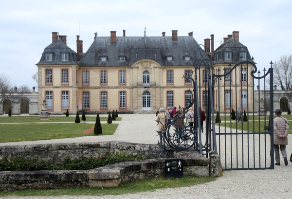 Les membres de l'Association Culturelle Châtillonnaise ont visité un château , superbement meublé, celui de la Motte-Tilly