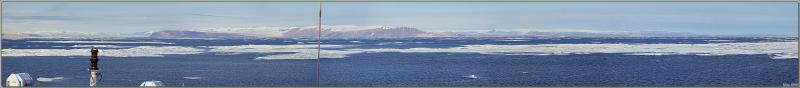 Le nord de la mer de Baffin est barrée par une épaisse brume rasante, les côtes du Groenland se profilent à l'horizon