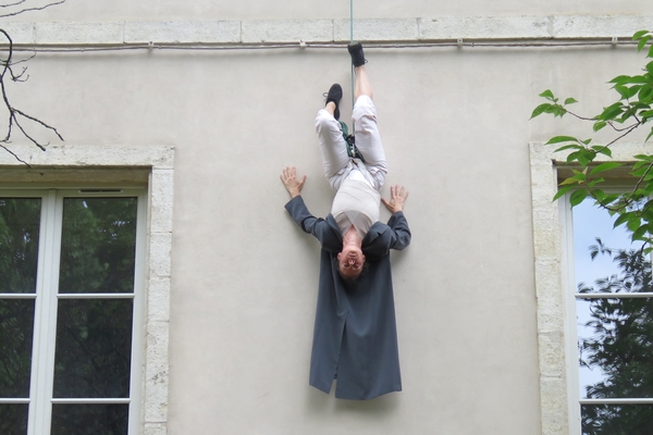 Le dernier spectacle de la saison du Théâtre Gaston Bernard a eu  lieu en plein air, sur la façade de l'hôtel de ville de Châtillon sur Seine...
