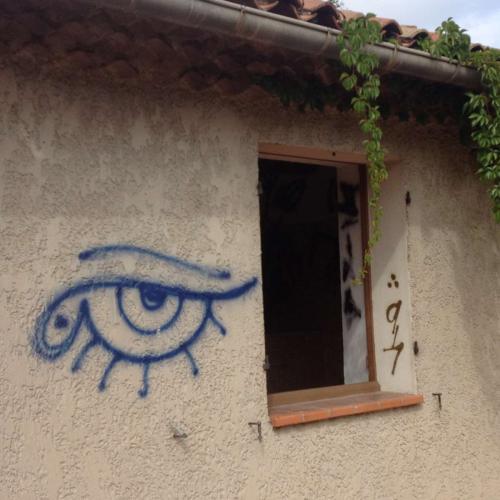 Enorme maison vandalisée, squatée encore intriguante