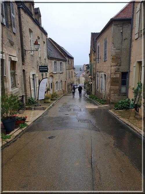 1034 - Vézelay sous la pluie,  dans l’Yonne (89)  Suite Art.1033