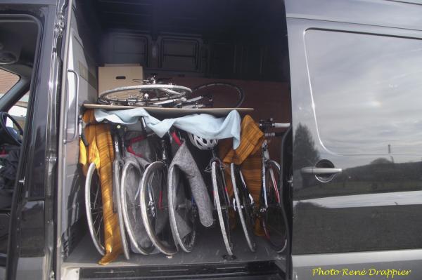 Une nouvelle fois la course cyclotouriste Londres Cannes s'est arrêtée à Vanvey...