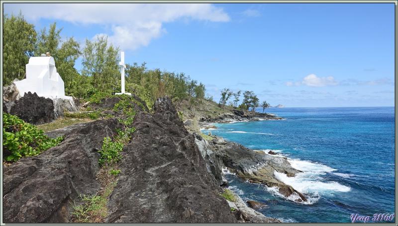 Départ pour une marche dans la forêt, impénétrable hors sentier, vers la Pointe Ramasse-tout et la plage d'Anse Cimetière - Ile Silhouette - Seychelles