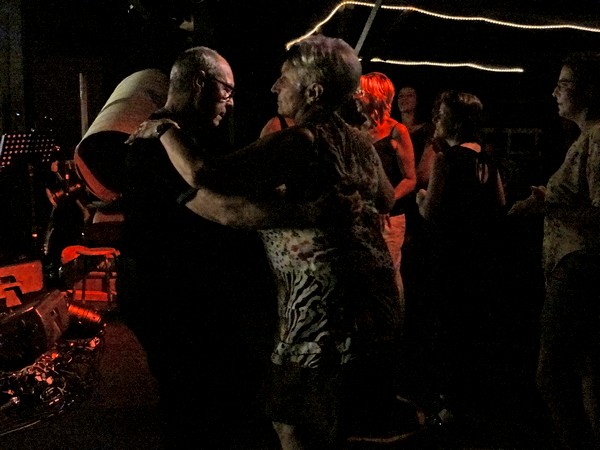 Le bal-vintage  "the BOO", de la Compagnie des Gens a enthousiasmé les danseurs... et les amateurs de pop-rock !...