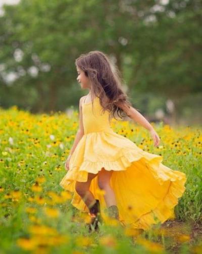 Enfants dans les fleurs