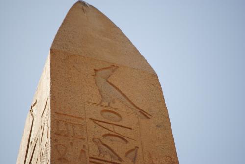 Détails de l'obélisque : la pointe.